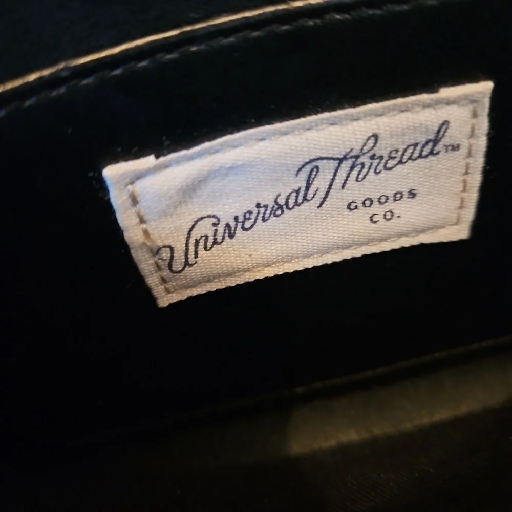 Universal Thread sleek black